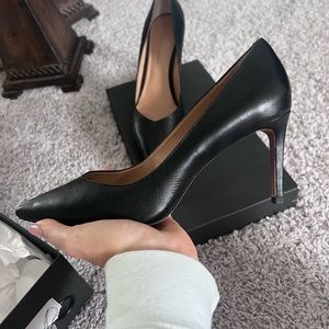 Banana Republic Black Leather Pointed Toe Heel